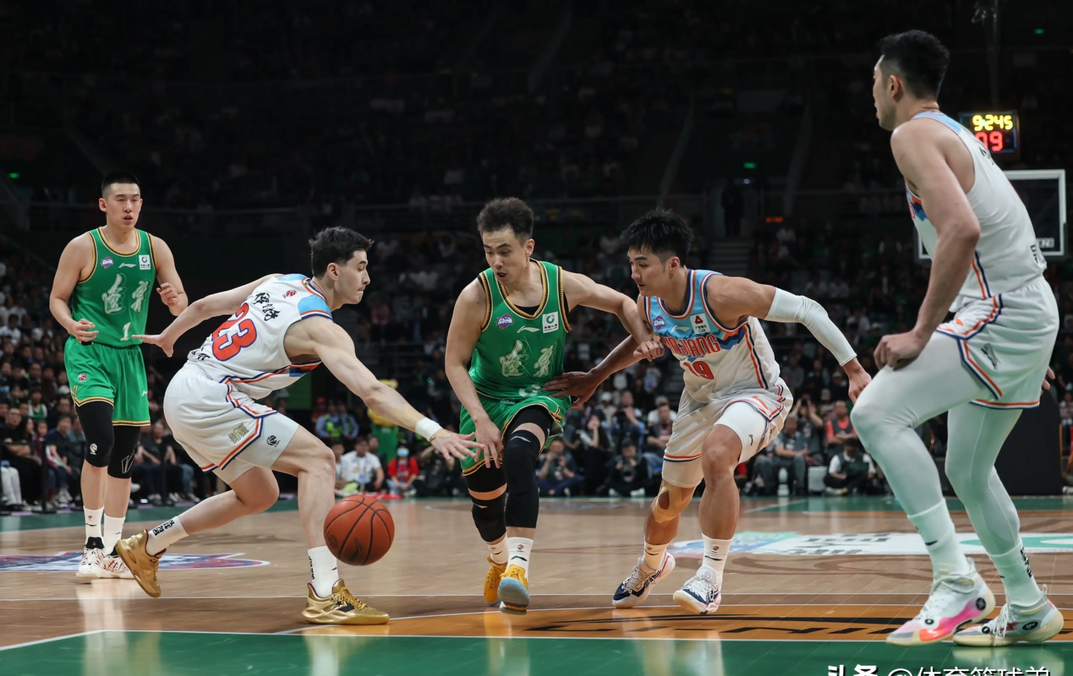 -关于辽东战狼队对阵泰山朱雀队，举重总决赛险胜，内线统治篮板——定海神针仍在的信息